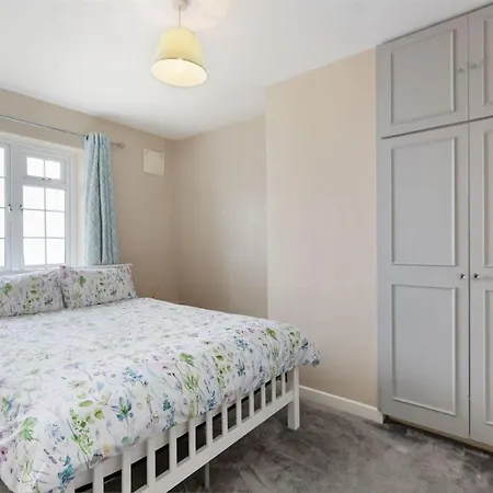 Cozy With Sea & Garden Views Ultra Fast Wifi Close To Town 게스트하우스 위클로