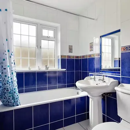 Cozy With Sea & Garden Views Ultra Fast Wifi Close To Town